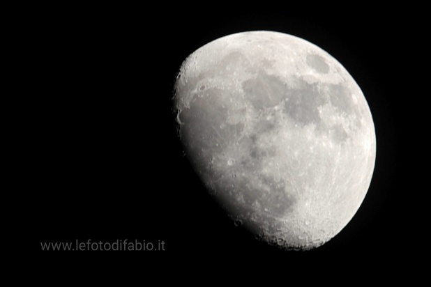 Si divide d’un tratto da chi ha solo assistito chi indicava la luna col dito E ogni volta lo sciocco che di vite ne ha una guarda il dito e non guarda la luna