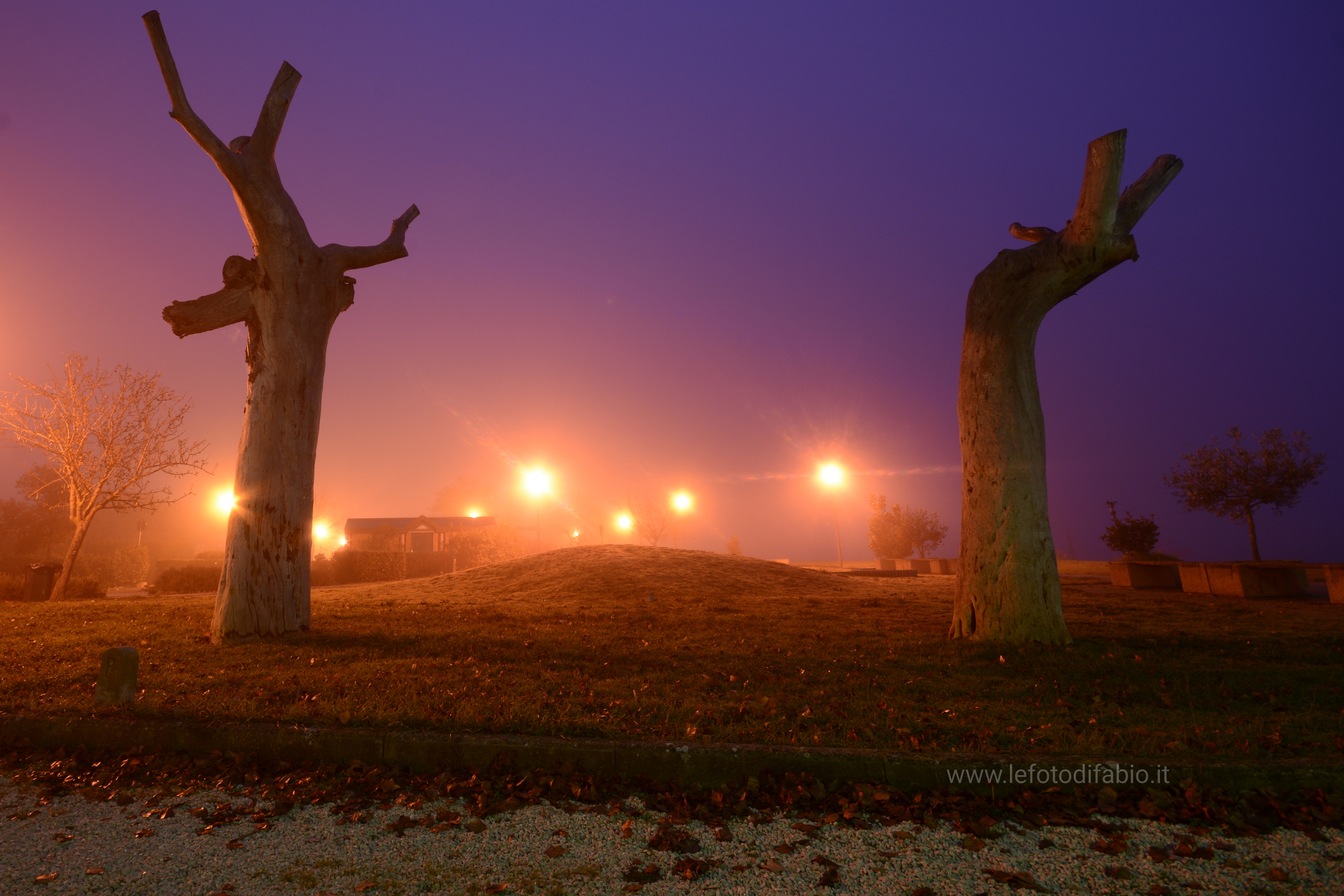 La  nebbia appare come conforto del solitario. Essa colma l’abisso che lo circonda. (Walter Benjamin)