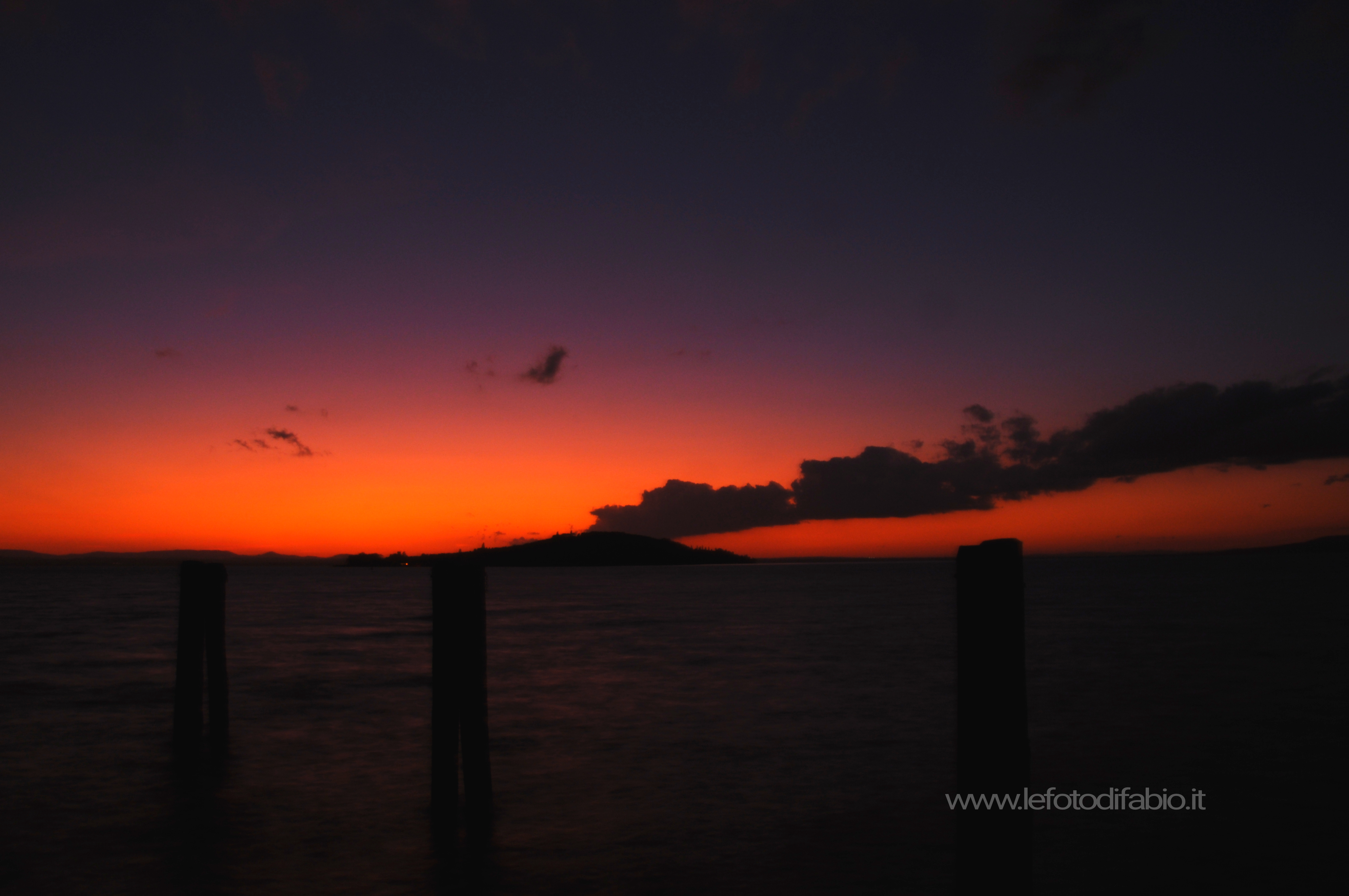 Quasi come un vulcano. Tramonto sull’Isola Polvese