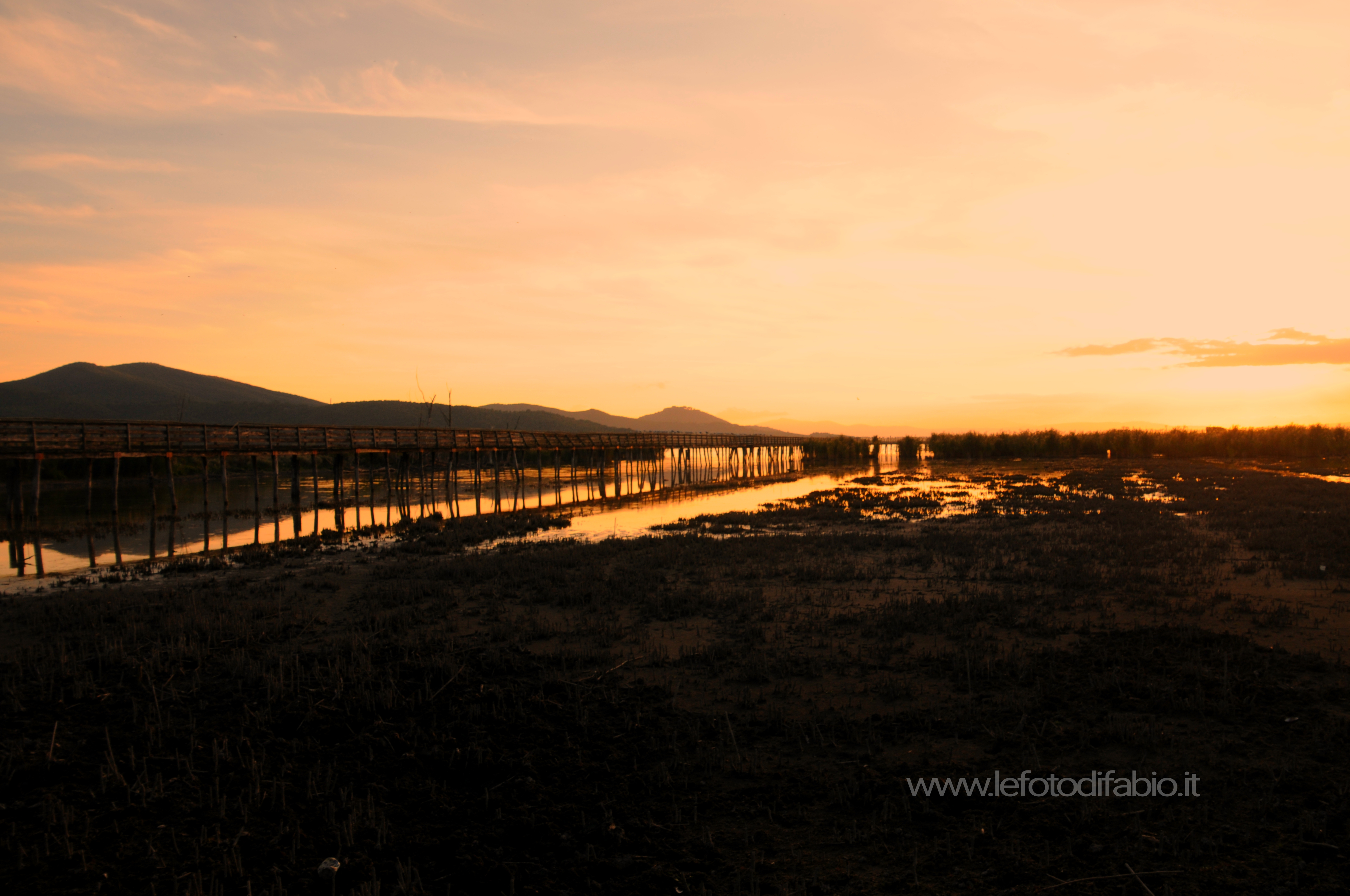 Ci sono che vanno viste perchè non possono essere raccontate. Tramonto sulla passerella dell’Oasi La Valle 12/10/2019