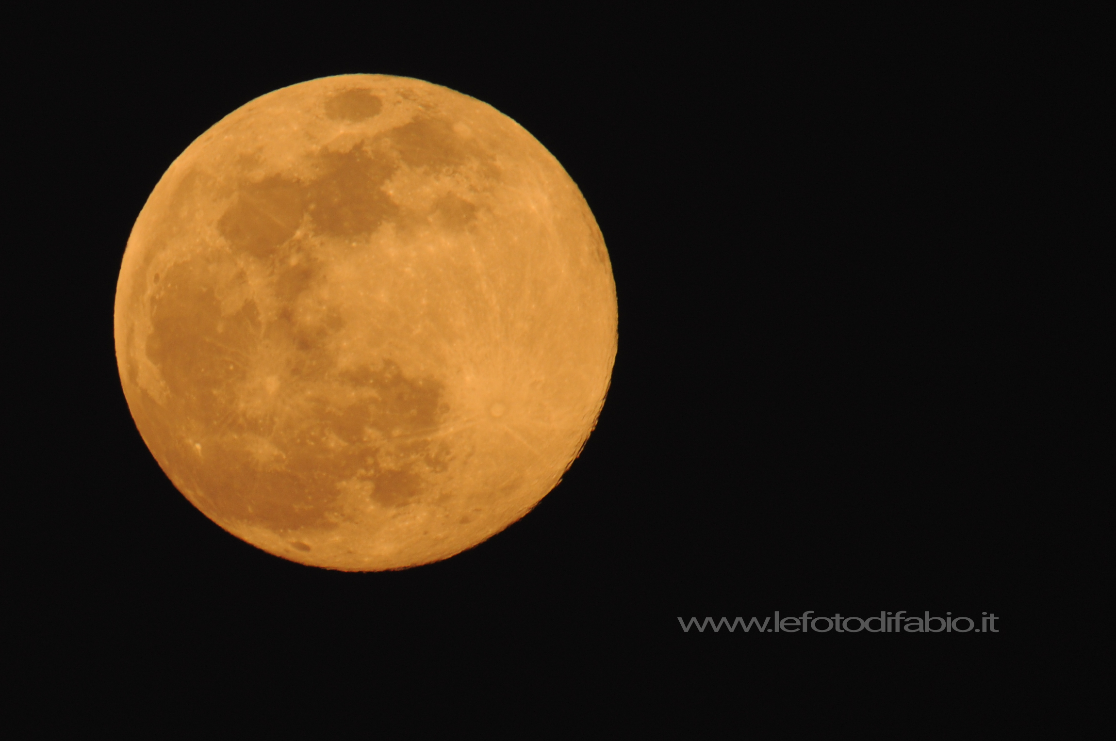 Anche nei momenti più duri uno sguardo al cielo può aiutare a farci stare meglio. Luna del 07/04/2020 dal balcone.<br>andràtuttobene