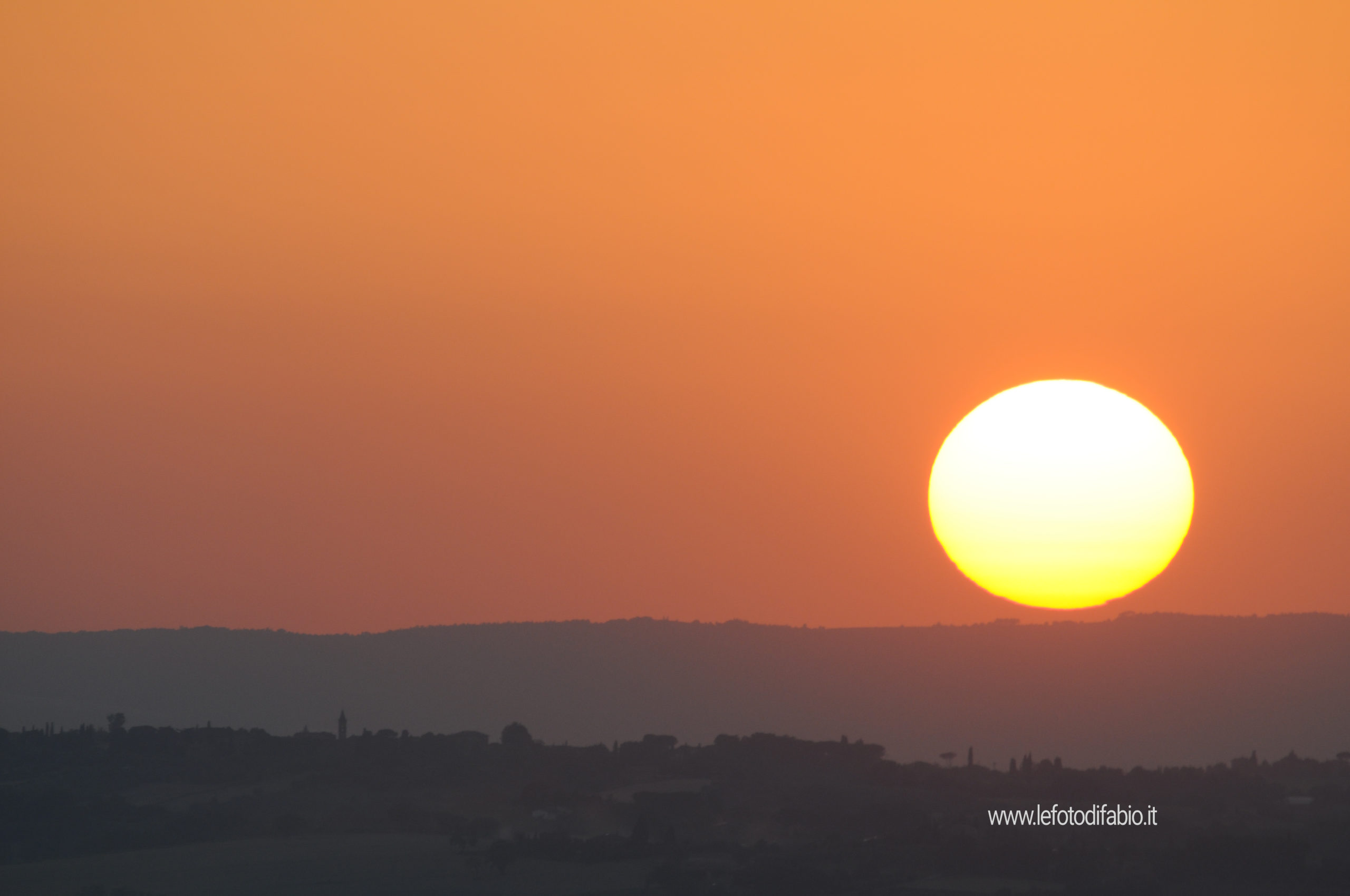 Salite su una collina al tramonto. Tutti hanno bisogno ogni tanto di una prospettiva e lì la troverete.<br>(Rob Sagendorph)<br>Pov from Macereto. Umbria luglio 2020